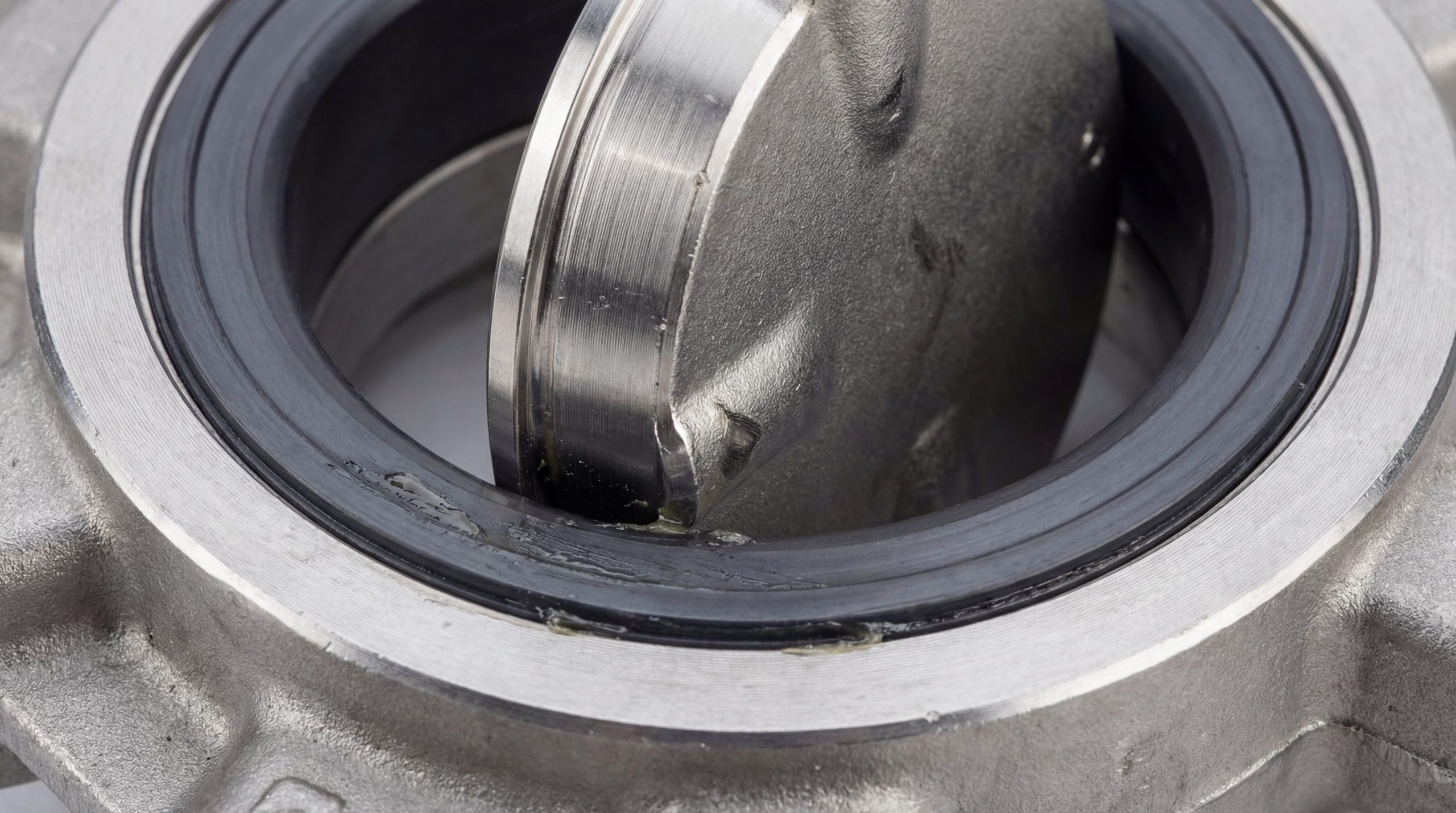 Macro view of a butterfly valve resilient seat and disc interface