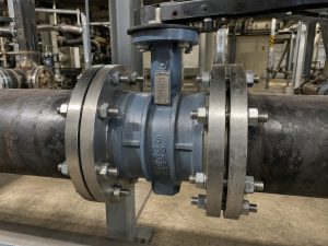 150# butterfly valve bolt chart application showing an industrial butterfly valve installed between flanges in a piping system environment